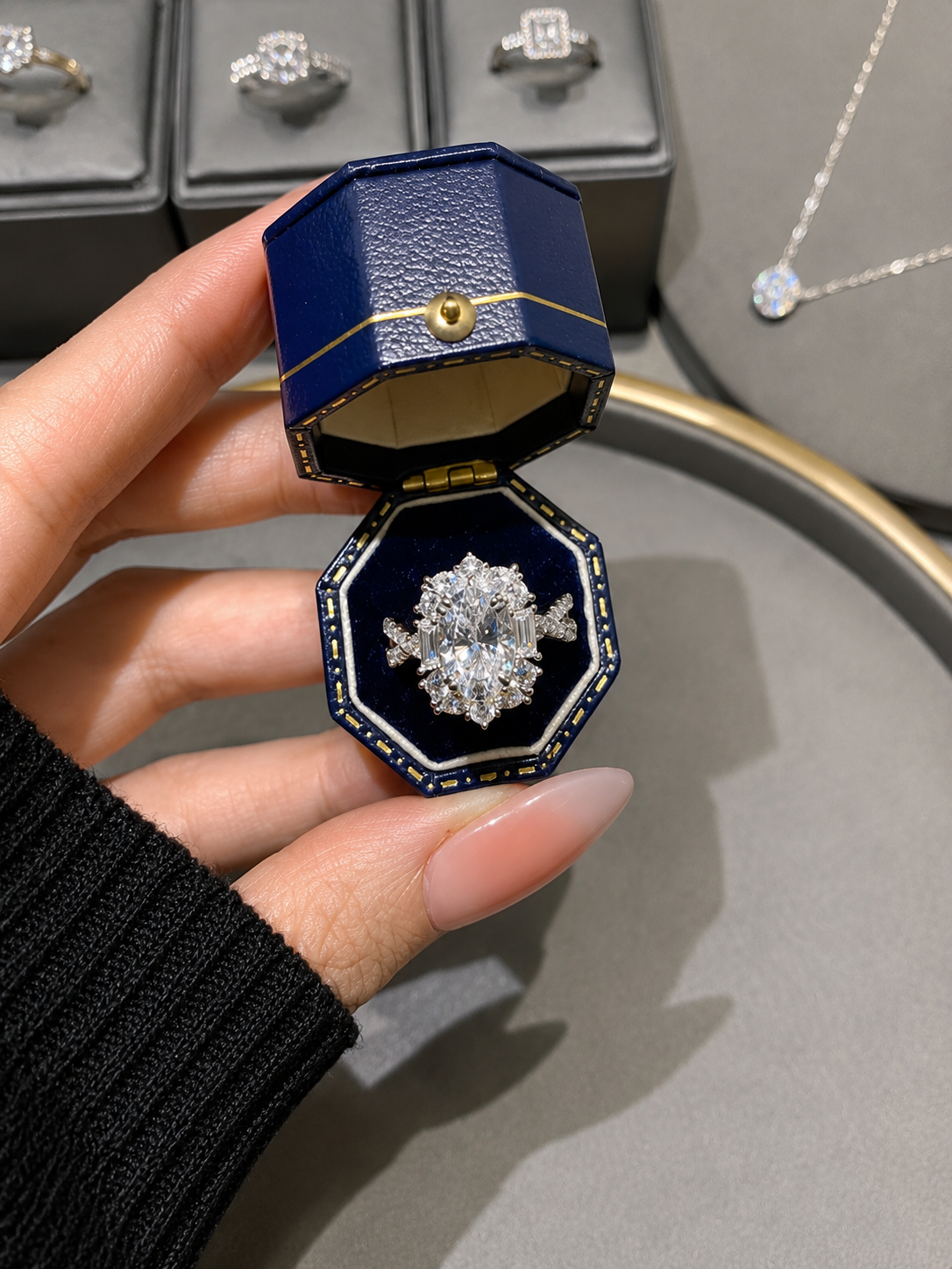 خاتم "رويال سباركل" الفاخر المرصع بالزركون (Royal Sparkle Ring)